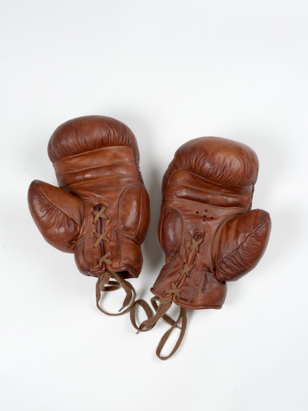 gants de boxe vintage en cuir cognac